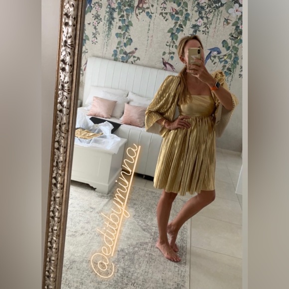 Handmade gold pleated dress with bell sleeves - Picture 7 of 9